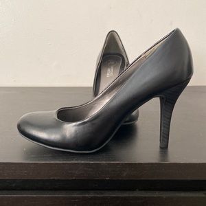 Mootsies Tootsies black heels